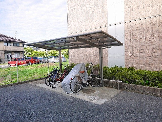 リヴェールタウンAのその他共用部分|屋根付きの駐輪場です
