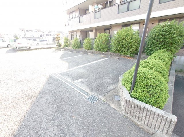 ルポザン泉ヶ丘の駐車場