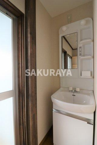 初谷方貸家の洗面所|現況と異なる場合があります。
