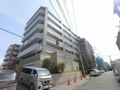 【外観】 | 【売主直売】アデニウム川崎桜川公園 | 総戸数７７戸、平成１９年４月築、管理人は日勤勤務につき管理体制良好です♪