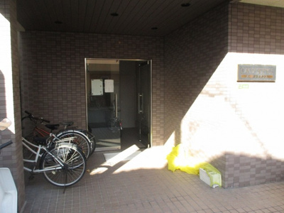 【エントランス】 | オークレジデンス | 落ちついた外観にマッチしたエントランスです