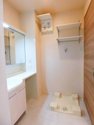 【展望】 | テゾーロ | ※参考写真※洗面所内、シャンプードレッサー横にある室内洗濯機置き場です♪室内に置けるので洗濯機が傷みにくい☆