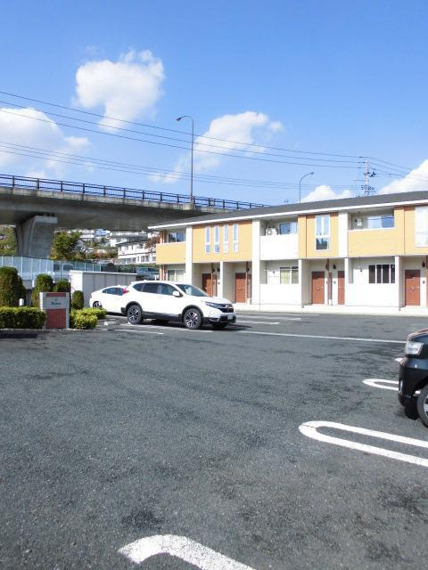 ウィステリアの駐車場