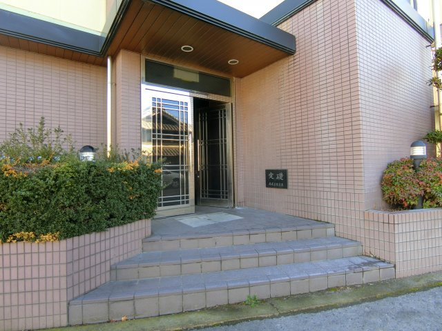 ベルメゾン一須賀Ⅰ号館のエントランス