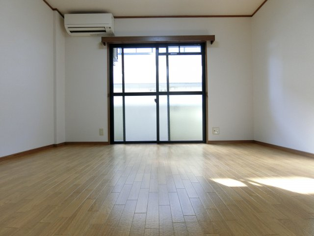 ベルメゾン一須賀Ⅰ号館の居間・リビング