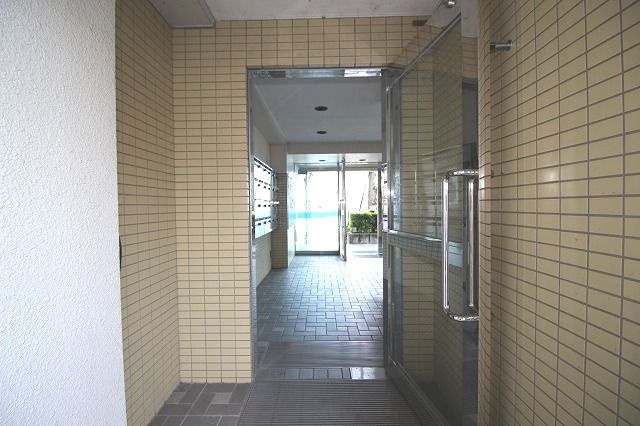 シャルム葛島のエントランス|毎日通るエントランスはこのようになっています