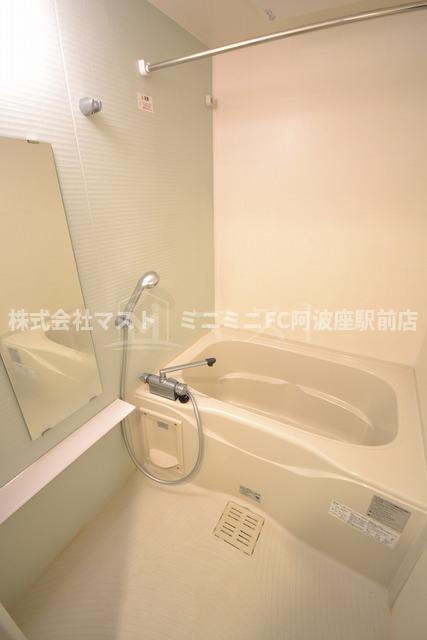 ラ・フォルム本町ウエストの浴室