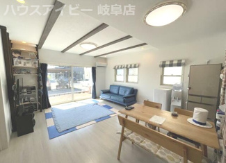 【居間・リビング】 | 揖斐郡池田町　中古住宅　お車スペース5台可能！倉庫、カーポート付いてます♪太陽光発電10KW搭載！！ | 揖斐郡池田町　中古住宅　お車スペース5台可能！倉庫、カーポート付いてます♪太陽光発電10KW搭載！！