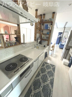 【キッチン】 | 揖斐郡池田町　中古住宅　お車スペース5台可能！倉庫、カーポート付いてます♪太陽光発電10KW搭載！！ | 揖斐郡池田町　中古住宅　お車スペース5台可能！倉庫、カーポート付いてます♪太陽光発電10KW搭載！！