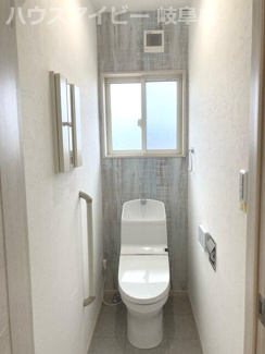 【トイレ】 | 揖斐郡池田町　中古住宅　お車スペース5台可能！倉庫、カーポート付いてます♪太陽光発電10KW搭載！！ | 揖斐郡池田町　中古住宅　お車スペース5台可能！倉庫、カーポート付いてます♪太陽光発電10KW搭載！！