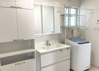 【独立洗面台】 | 揖斐郡池田町　中古住宅　お車スペース5台可能！倉庫、カーポート付いてます♪太陽光発電10KW搭載！！ | 揖斐郡池田町　中古住宅　お車スペース5台可能！倉庫、カーポート付いてます♪太陽光発電10KW搭載！！