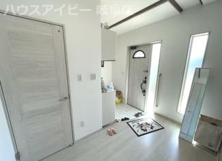 【玄関】 | 揖斐郡池田町　中古住宅　お車スペース5台可能！倉庫、カーポート付いてます♪太陽光発電10KW搭載！！ | 揖斐郡池田町　中古住宅　お車スペース5台可能！倉庫、カーポート付いてます♪太陽光発電10KW搭載！！