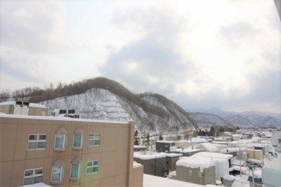 【展望】 | 西野パークハウス | 玄関側からの眺望は良好です。手稲方面の山が見えます。
