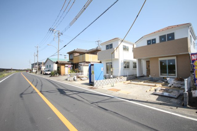 【前面道路含む現地写真】 | 三郷市番匠免全2棟　2号棟3290