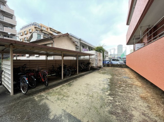【駐車場】 | 屋根付きの駐輪場は雨がしのげてサドルが濡れる心配がありません♪