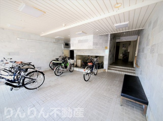 【エントランス】 | 落ち着いたエントランスです