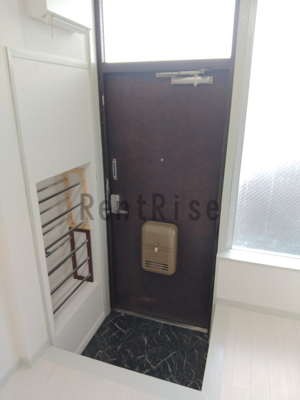 サンシャイン岩倉Ⅱの玄関