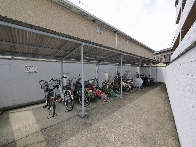 コートルモンのその他共用部分|屋根付きの駐輪スペースがあります