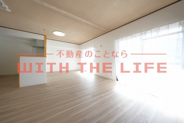 サンヒルズ花畑【キャッシュバック対象物件】の居間・リビング|こちらのリビングで趣味の時間をお楽しみください