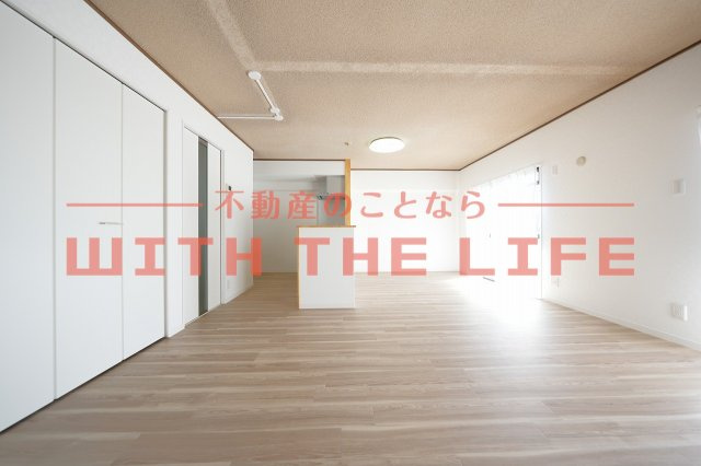 サンヒルズ花畑【キャッシュバック対象物件】の居間・リビング|使いやすいリビングです