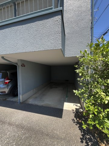 ブルームハイツMRの駐車場