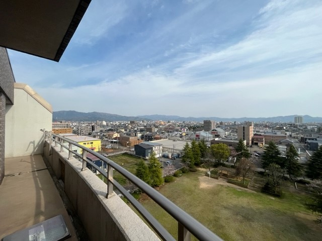 ビブレ志比口の展望|８階の最上階からの眺望は正に必見です！晴れた日には、街並みだけでなく山も良く見えます。
戸建てにないマンションの特典は１つはこの綺麗で飽きない眺望ではないでしょうか？