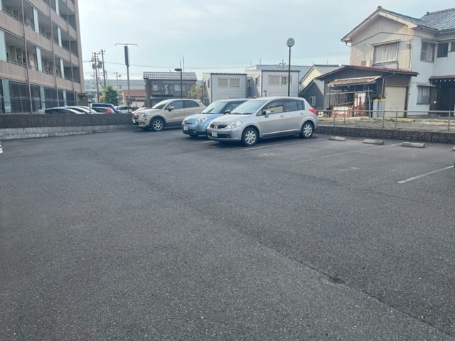 ビブレ志比口の駐車場|敷地内にある広い駐車場スペースです。６番の入れやすい場所を確保しておりますので、運転が少し苦手な方にもお薦めです！