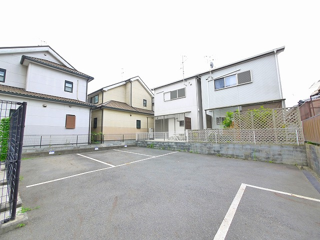 木津川プレイスの駐車場|駐車場があるので、車を買う予定の方も安心です