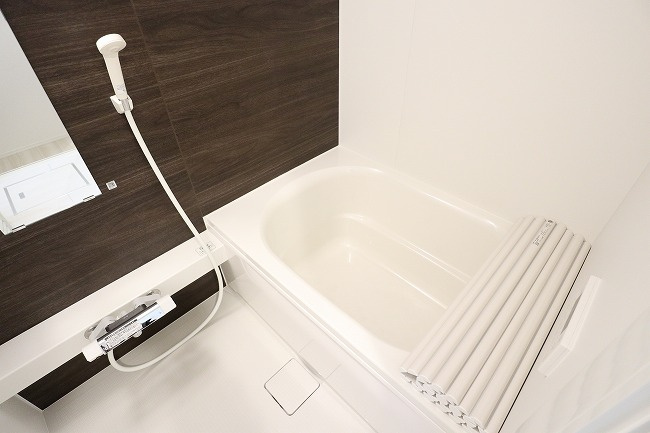 ロイジェント加美平の浴室