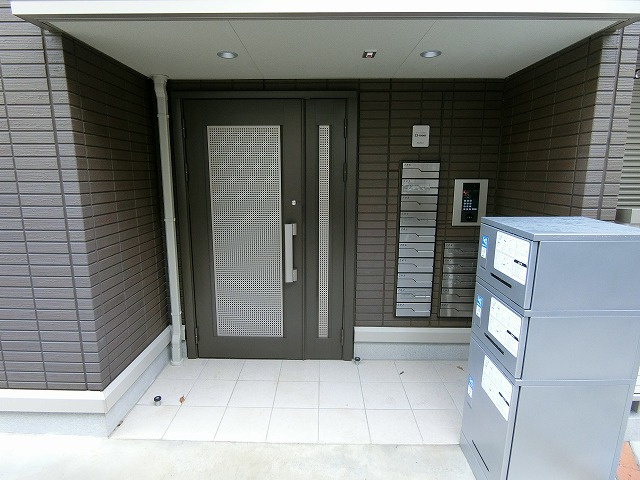 ロイジェント加美平のエントランス