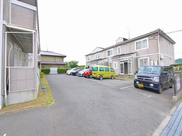 ソレアード泉川Ｂの駐車場