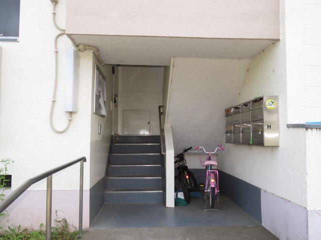 三光町団地3号棟　2LDK家具付リノベ済中古マンションのエントランス