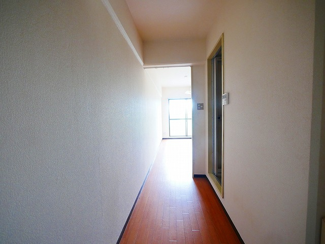 サンハイツ新大宮の居間・リビング