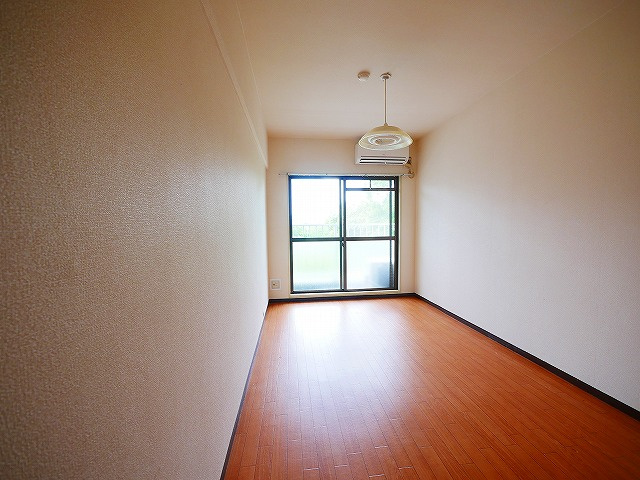 サンハイツ新大宮の居間・リビング