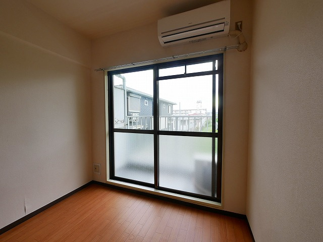 サンハイツ新大宮の居間・リビング