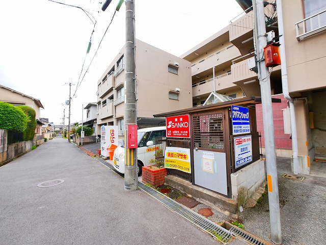 サンハイツ新大宮の居間・リビング