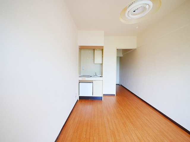 サンハイツ新大宮の居間・リビング