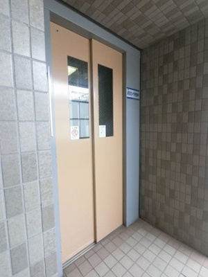【その他共用部分】 | ライオンズマンション大師駅前 | お買い物時やベビーカーの出し入れに便利なエレベーター付です。