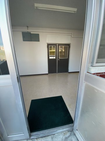 昭和ビルの玄関