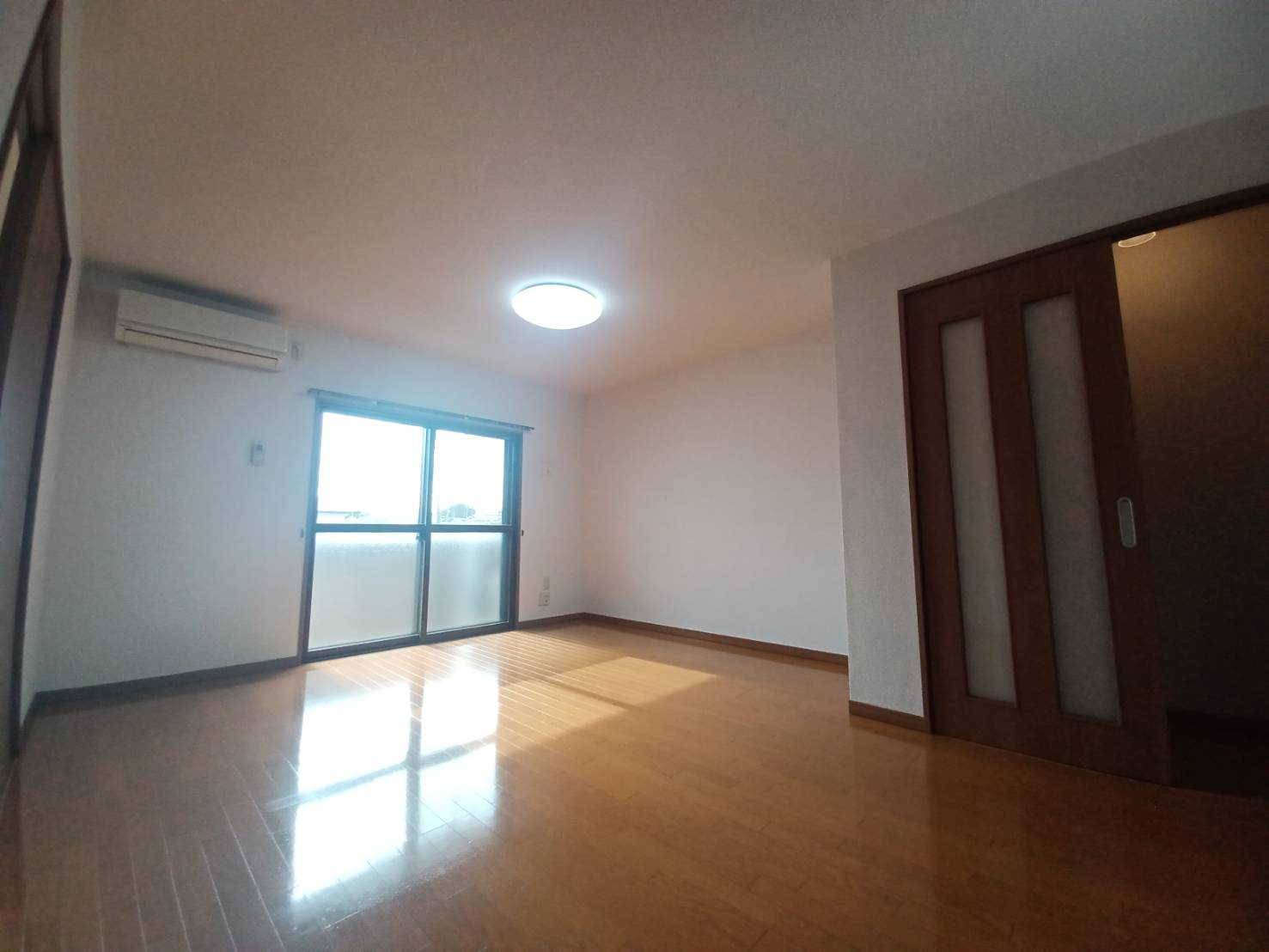 ヒーローマンション・リヴェールの居間・リビング