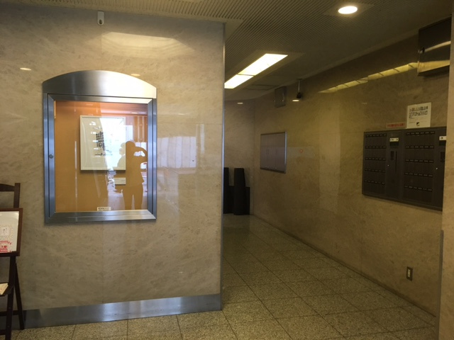 岩月ビルのエントランス