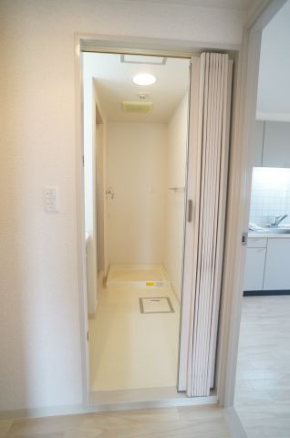 メゾンボヌールの洗面所|洗面所入り口はアコーディオンカーテンがついています
参考、同建物・同間取りの号室