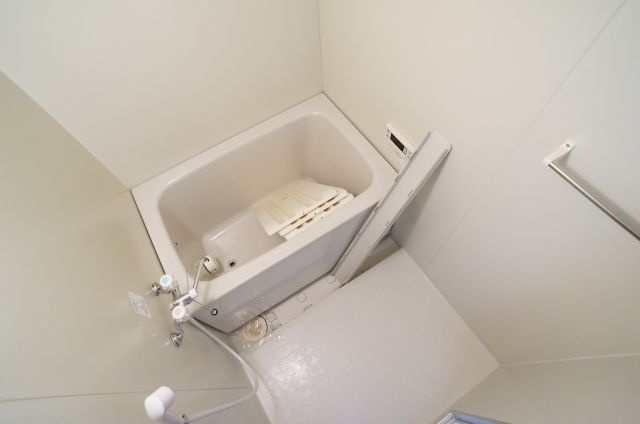 メゾンボヌールの浴室|高温差し湯式追い焚きが出来るお風呂です。
参考、同建物・同間取りの号室