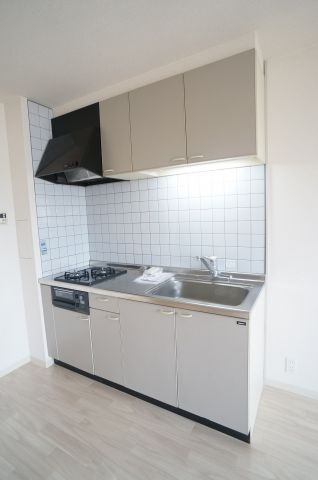 メゾンボヌールのキッチン|2口ガスコンロのシステムキッチンです
参考、同建物・同間取りの号室