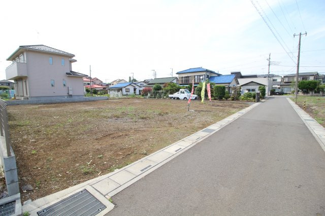 川越市笠幡　建築条件なし売地　「笠幡駅」徒歩20分　敷地90坪　の前面道路含む現地写真