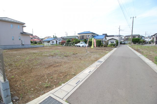 川越市笠幡　建築条件なし売地　「笠幡駅」徒歩20分　敷地90坪　の前面道路含む現地写真