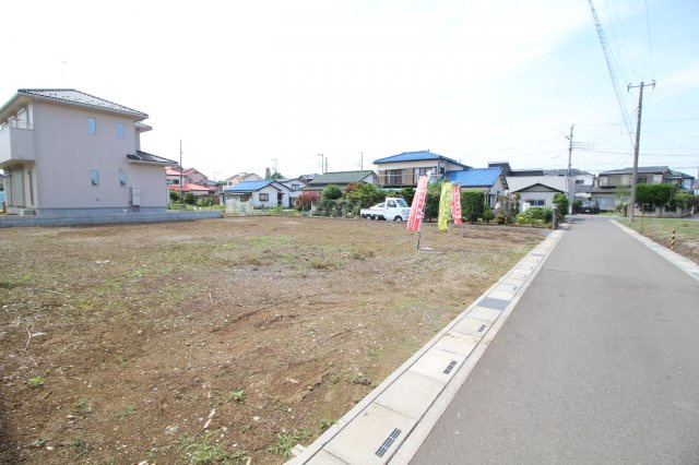 川越市笠幡　建築条件なし売地　「笠幡駅」徒歩20分　敷地90坪　の前面道路含む現地写真