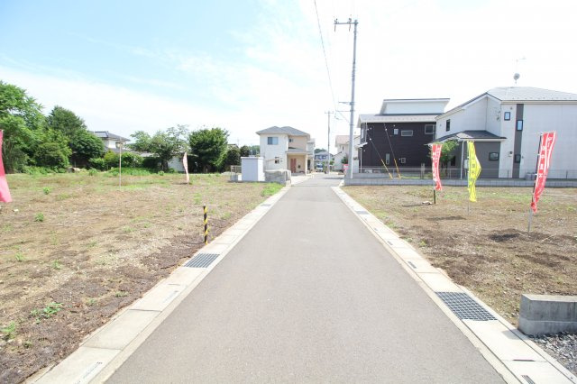 川越市笠幡　建築条件なし売地　「笠幡駅」徒歩20分　敷地90坪　の前面道路含む現地写真