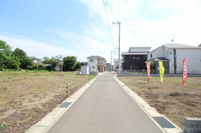 川越市笠幡　建築条件なし売地　「笠幡駅」徒歩20分　敷地90坪　の前面道路含む現地写真