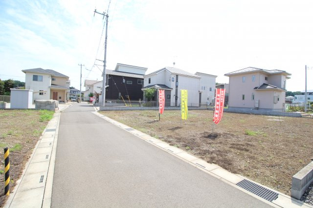 川越市笠幡　建築条件なし売地　「笠幡駅」徒歩20分　敷地90坪　の前面道路含む現地写真